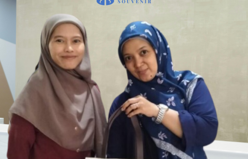 Begini Cara Tim Customer Service Bestari Souvenir Melayani Customer
