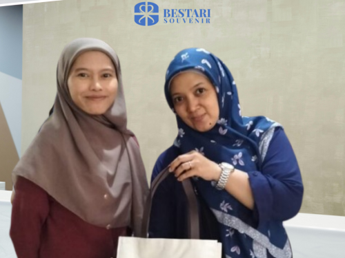 Begini Cara Tim Customer Service Bestari Souvenir Melayani Customer